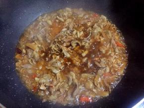 加入适量生抽和醋翻炒均匀。