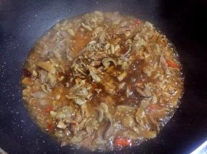 加入适量生抽和醋翻炒均匀。