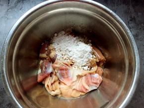 鸡杂加入适量盐、淀粉、料酒多次搓揉冲洗干净。