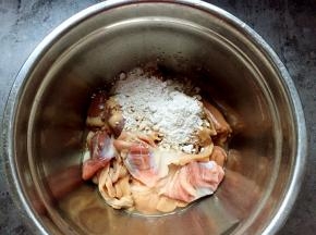 鸡杂加入适量盐、淀粉、料酒多次搓揉冲洗干净。