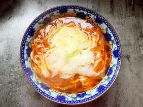 挑入面条，加适量面汤。