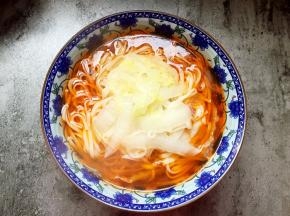 挑入面条，加适量面汤。