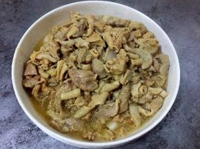 断生的鸡杂捞出备用。