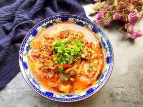 舀上鸡杂，撒上葱花就做好啦！