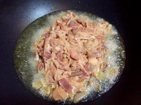 放入鸡杂翻炒变色。