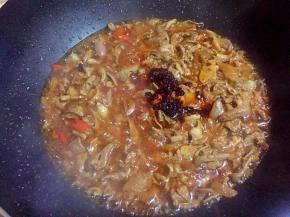 出锅前加入一勺老干妈油辣椒翻炒均匀。