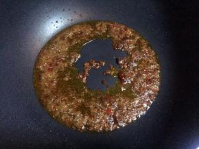 放入豆瓣酱炒出香味。