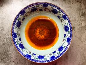 碗里加入适量生抽、醋、鸡杂的油。