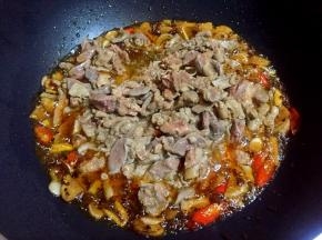 放入鸡杂翻炒片刻。