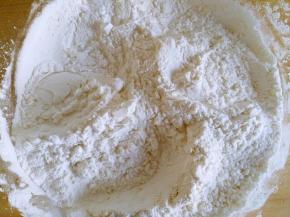 将玉米淀粉和低粉混合过筛