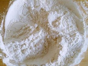 将玉米淀粉和低粉混合过筛