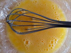 将橄榄油、白糖和鸡蛋混合均匀，搅打至乳化状态