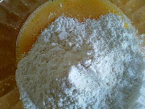 加入混合好的面粉