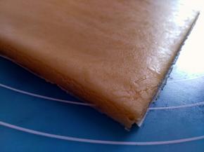 擀成5㎜左右的薄片并切去不整齐的四边