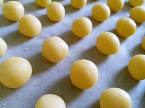 搓成小圆球并放入烤盘