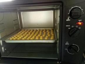 放入预热好的烤箱
中层，100度，35分钟