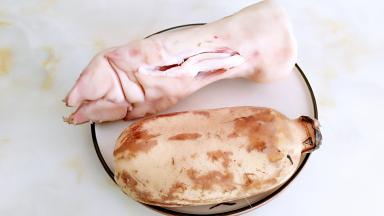 准备猪蹄，莲藕。