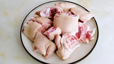 猪蹄清水冲泡几遍，然后切块。