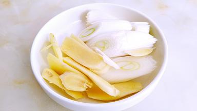 大葱切段，姜切片。