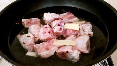 锅中注水放入姜3片，适量花椒粒进行戳水。