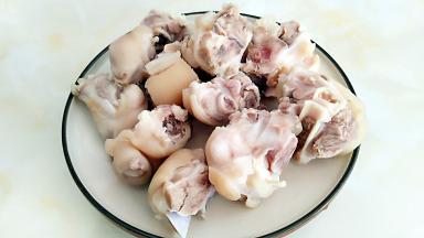 捞出冲洗干净血沫。