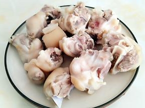 捞出冲洗干净血沫。