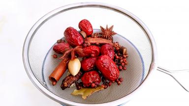 所有的调料用热水冲洗几遍。