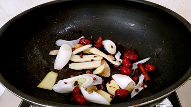锅中放油烧热，放入香料小火炒出香味。