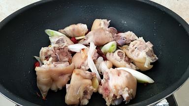倒入猪蹄煸炒一会，炒掉表面水分。