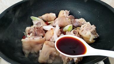 淋入生抽，米酒，翻炒几下。