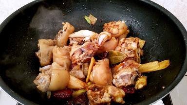 翻炒均匀上色。