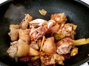 翻炒均匀上色。