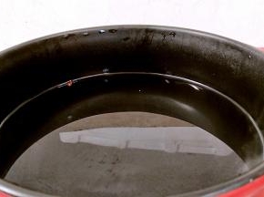 砂锅中注入热水。