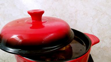 盖上锅盖，大火烧开，然后转小火炖1个小时。