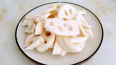 莲藕去皮切厚片。莲藕无需过早的去皮，因为会氧化变色，所以入锅前的时候，再去皮切片就可以了。
