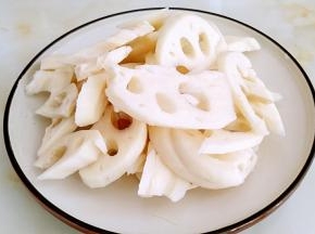莲藕去皮切厚片。莲藕无需过早的去皮，因为会氧化变色，所以入锅前的时候，再去皮切片就可以了。