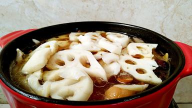 莲藕片放入锅中。