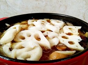 莲藕片放入锅中。