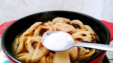 20分钟后，调入盐，在烧20分钟入味。