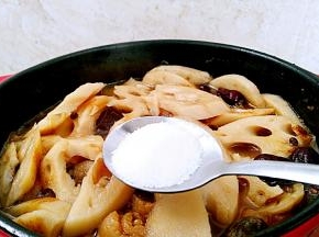 20分钟后，调入盐，在烧20分钟入味。