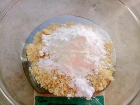 把材料A中的杏仁粉和糖粉混合均匀（最好过下筛）。