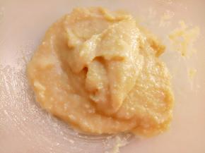 再把材料A中的蛋清加入翻拌均匀，盖上保鲜膜备用。