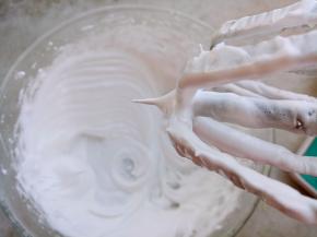 材料C加热到100度的时候，把材料B的蛋清分三次加细砂糖打至尖角状态。