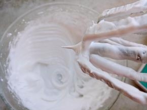 材料C加热到100度的时候，把材料B的蛋清分三次加细砂糖打至尖角状态。
