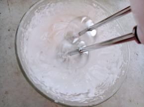 待糖水达到120度时关火，慢慢的倒入蛋清中，边倒边用打蛋器搅打。混合均匀后再打2分钟左右，提起打蛋头成尖角状。