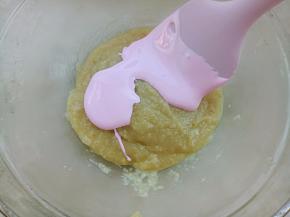 取三分之一的蛋白糊与之前的材料A混合，压拌混合均匀。