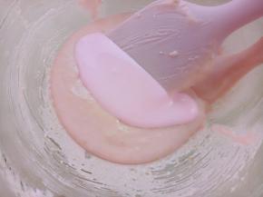 再加入三分之一蛋白糊，注意这次不要太用力，切拌均匀。