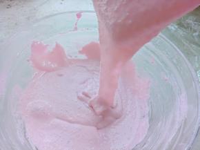 把最后的三分之一蛋白糊加入切拌均匀至飘带状。