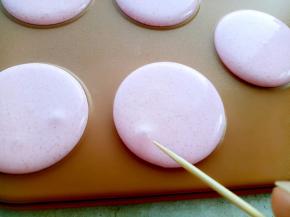 如果有小气泡用牙签戳破，挤好的马卡龙要晾30分钟左右。正好这个时候把烤箱调到160度进行预热。