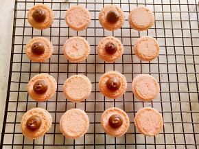 出炉晾凉后，挤上榛子巧克力酱就OK了。